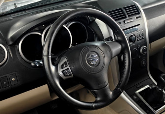 Подержанный автомобиль Suzuki Grand Vitara 2013 года (12 фото)