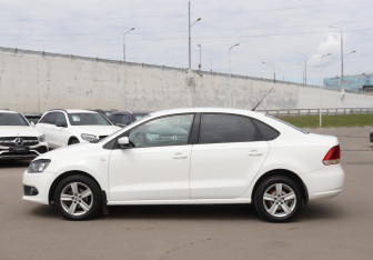 Подержанный автомобиль Volkswagen Polo Sedan 2012 года (8 фото)