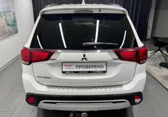 Подержанный автомобиль Mitsubishi Outlander 2021 года (5 фото)