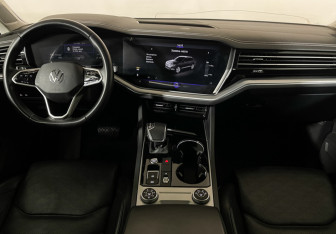 Подержанный автомобиль Volkswagen Touareg 2022 года (12 фото)