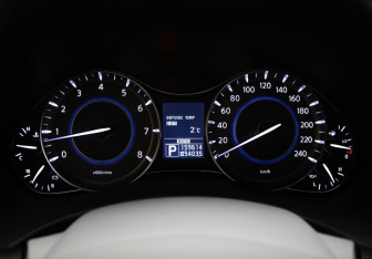 Подержанный автомобиль Infiniti QX56 2012 года (11 фото)
