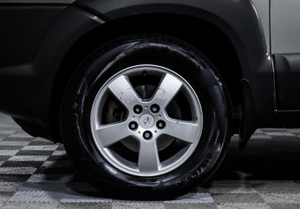 Подержанный автомобиль Hyundai Tucson 2007 года (14 фото)