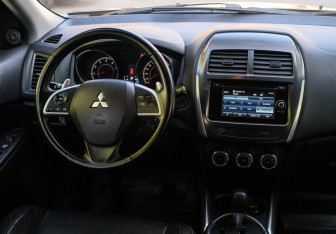 Подержанный автомобиль Mitsubishi ASX 2012 года (10 фото)