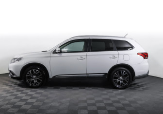 Подержанный автомобиль Mitsubishi Outlander 2015 года (8 фото)
