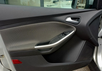 Подержанный автомобиль Ford Focus Hatchback 2012 года (16 фото)