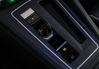 Подержанный автомобиль Volkswagen Golf GTI Hatchback 2021 года (17 фото)
