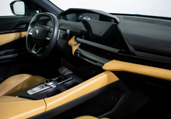 Подержанный автомобиль Changan UNI-V 2022 года (11 фото)