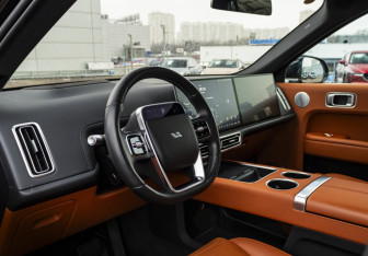 Подержанный автомобиль LiXiang L9 2023 года (11 фото)