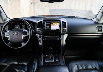 Подержанный автомобиль Toyota Land Cruiser Suv 2014 года (10 фото)