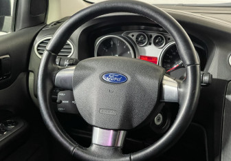 Подержанный автомобиль Ford Focus Wagon 2011 года (14 фото)