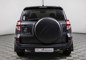 Подержанный автомобиль Toyota RAV4 2011 года (6 фото)