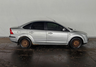 Подержанный автомобиль Ford Focus Sedan 2005 года (8 фото)