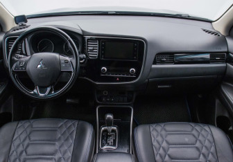 Подержанный автомобиль Mitsubishi Outlander 2021 года (13 фото)