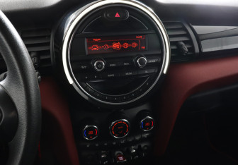 Подержанный автомобиль MINI Hatch 2014 года (11 фото)