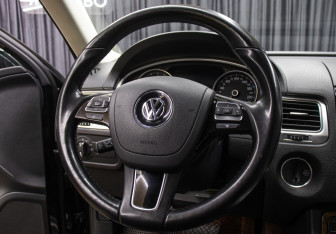 Подержанный автомобиль Volkswagen Touareg 2015 года (17 фото)