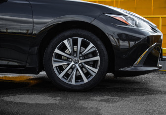 Подержанный автомобиль Lexus ES 2019 года (13 фото)