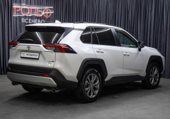 Подержанный автомобиль Toyota RAV4 2024 года (5 фото)