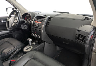 Подержанный автомобиль Nissan X-Trail 2010 года (20 фото)