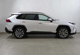 Подержанный автомобиль Toyota RAV4 2022 года (11 фото)