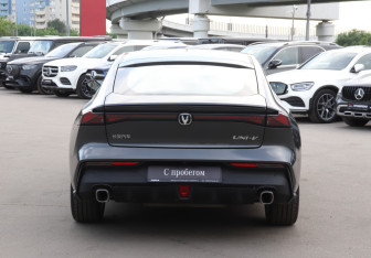 Подержанный автомобиль Changan UNI-V 2023 года (6 фото)