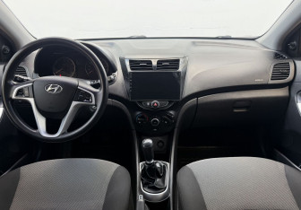 Подержанный автомобиль Hyundai Solaris Sedan 2011 года (12 фото)