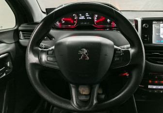 Подержанный автомобиль Peugeot 208 2013 года (12 фото)