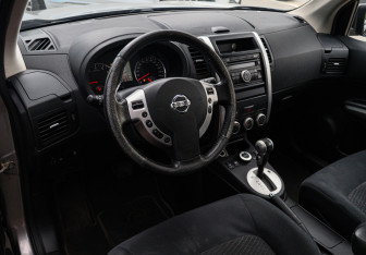 Подержанный автомобиль Nissan X-Trail 2011 года (12 фото)