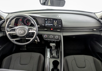 Подержанный автомобиль Hyundai Elantra Sedan 2022 года (14 фото)