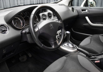 Подержанный автомобиль Peugeot 308 Hatchback 2010 года (16 фото)