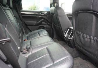 Подержанный автомобиль Porsche Cayenne 2011 года (10 фото)