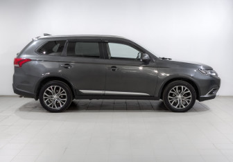 Подержанный автомобиль Mitsubishi Outlander 2018 года (4 фото)