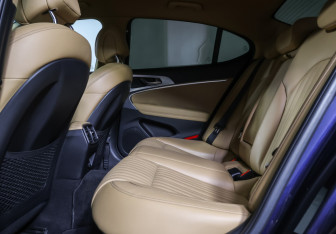 Подержанный автомобиль Genesis G70 2021 года (12 фото)