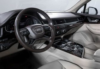 Подержанный автомобиль Audi Q7 2019 года (14 фото)