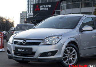 Подержанный автомобиль Opel Astra Sedan 2011 года (16 фото)