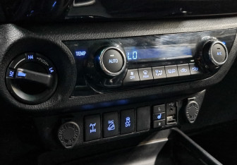 Подержанный автомобиль Toyota Hilux 2017 года (20 фото)