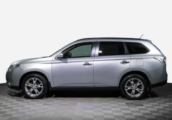 Подержанный автомобиль Mitsubishi Outlander 2013 года (3 фото)