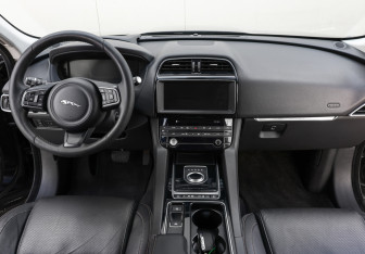 Подержанный автомобиль Jaguar F-Pace 2016 года (13 фото)