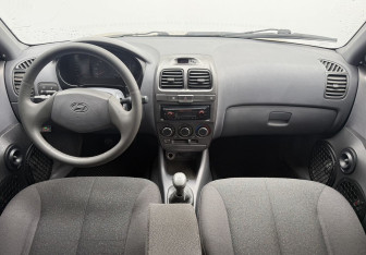 Подержанный автомобиль Hyundai Accent Sedan 2004 года (12 фото)
