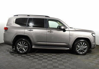 Подержанный автомобиль Toyota Land Cruiser Suv 2021 года (4 фото)