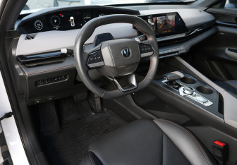 Подержанный автомобиль Changan UNI-V 2023 года (17 фото)