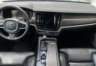 Подержанный автомобиль Volvo V90 Cross Country 2018 года (12 фото)