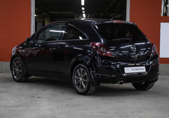 Подержанный автомобиль Opel Corsa 2011 года (7 фото)