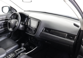Подержанный автомобиль Mitsubishi Outlander 2018 года (10 фото)