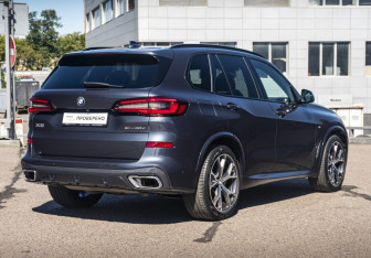 Подержанный автомобиль BMW X5 2022 года (5 фото)
