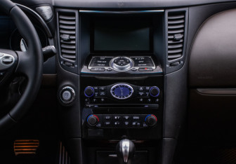 Подержанный автомобиль Infiniti QX70 2016 года (14 фото)