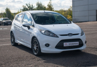 Подержанный автомобиль Ford Fiesta Hatchback 2011 года (3 фото)
