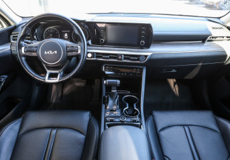 Подержанный автомобиль Kia K5 2021 года (13 фото)