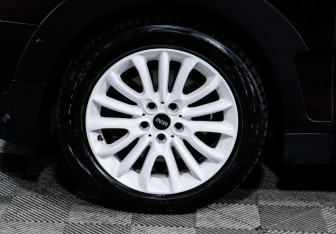 Подержанный автомобиль MINI Clubman Wagon 2017 года (15 фото)