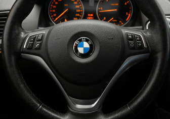 Подержанный автомобиль BMW X1 2012 года (10 фото)