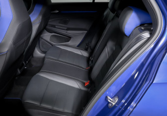 Подержанный автомобиль Volkswagen Golf R Hatchback 2023 года (10 фото)